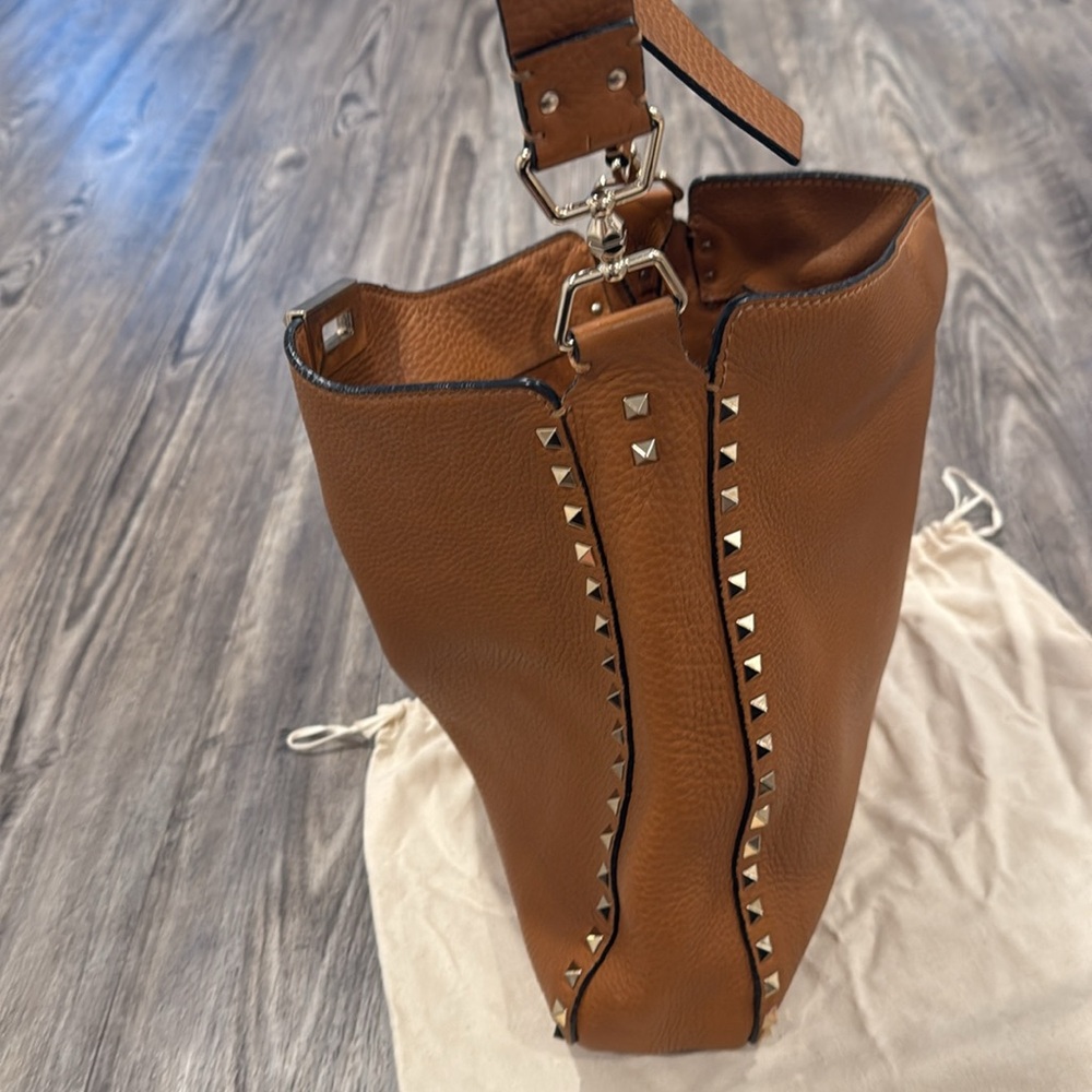 Valentino Garavani ROCKSTUD CALFSKIN HOBO BAG Light Cuir Tobacco Brown Crossbody - Picture 10 of 16